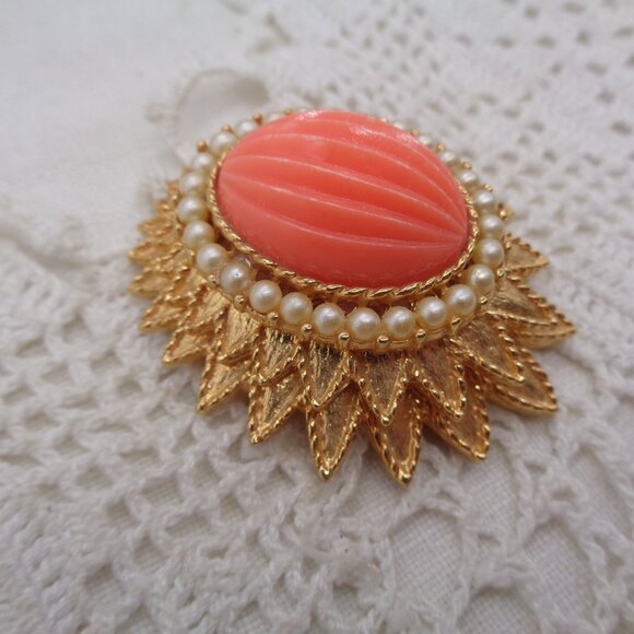 Vintage EMMONS Dawning Glory Coral Cabochon Gold Tone SUNBURST BROOCH - Picture 4 of 6